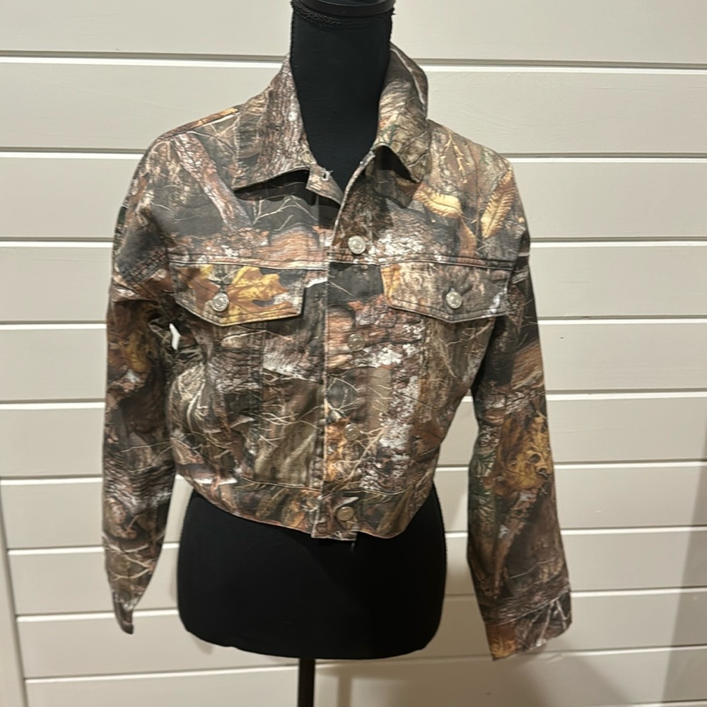 Cropped Women’s Camo jacket! Super cute!